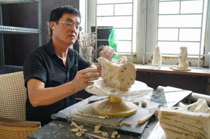 With painter Dinh Phong only when he creates sculptures, he can truly satisfy his "dream of flying". Photo: Minh Vuong.