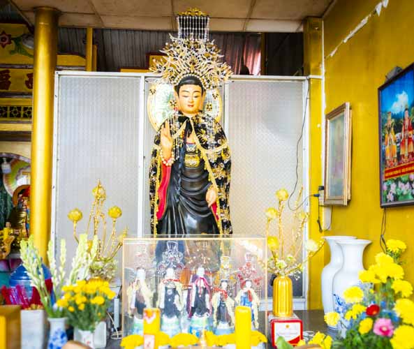 tượng thánh Mẫu dáng đứng và mang đậm phong cách kết hợp Đạo Mẫu và Phật giáo
