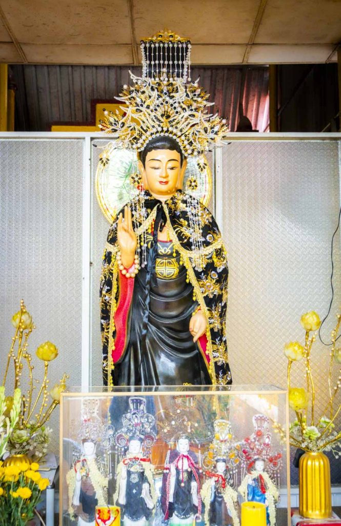 tượng Thánh Mẫu cao lớn, dáng đứng tại Chùa Tây Phước Tự