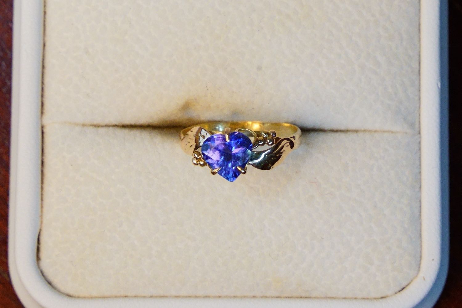 Tanzanite là biến thể màu xanh tím đến tím xanh của khoáng vật zoisite.